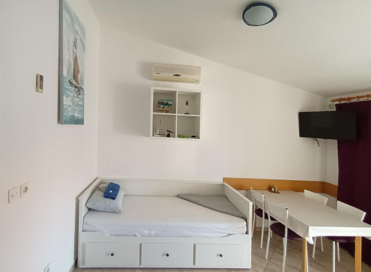 Appartement Bosi I Goli à Starigrad Paklenica Extérieur photo