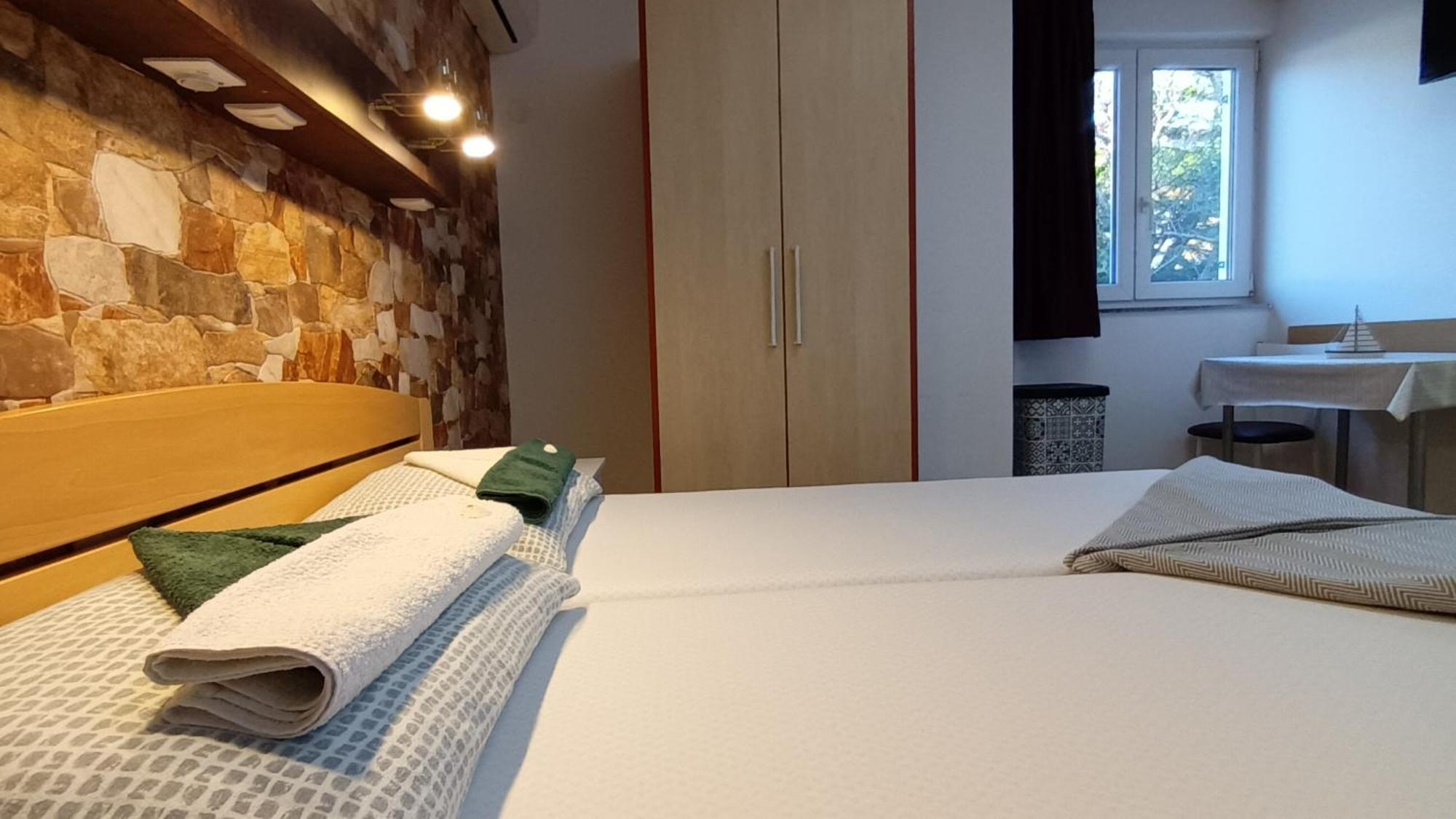Appartement Bosi I Goli à Starigrad Paklenica Extérieur photo
